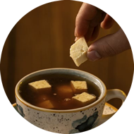 Tasa de aguapanela con queso